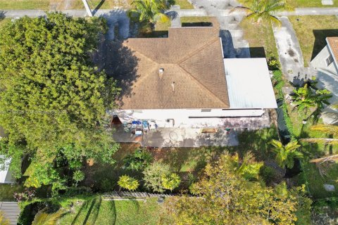 Propiedad comercial en venta en Hallandale Beach, Florida, 106 m2 № 1726118 - foto 12