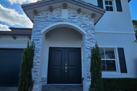Снять в аренду виллу или дом в Майами, Флорида 5 спален, 311.13м2, № 1963194 - фото 1
