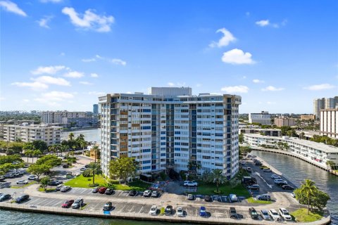 Купить кондоминиум в Халландейл-Бич, Флорида 1 спальня, 107.95м2, № 1987200 - фото 1