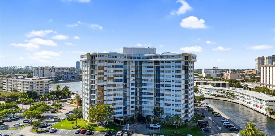 Кондоминиум с 1 спальней в Халландейл-Бич, Флорида № 1987200