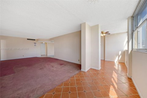 Купить кондоминиум в Халландейл-Бич, Флорида 1 спальня, 107.95м2, № 1987200 - фото 9