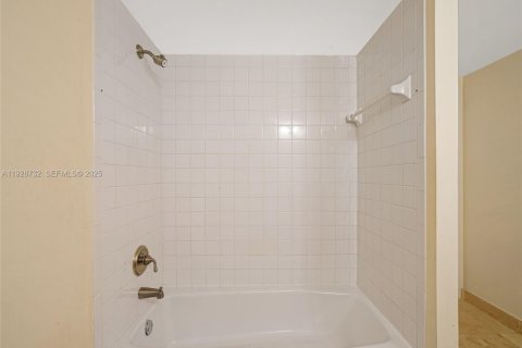 Купить кондоминиум в Халландейл-Бич, Флорида 1 спальня, 107.95м2, № 1987200 - фото 21