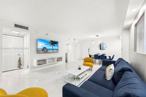 Condo in Miami Beach, Florida, 2 bedrooms  № 2000768 - photo 4