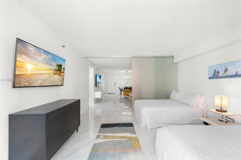 Condo in Miami Beach, Florida, 2 bedrooms  № 2000768 - photo 11