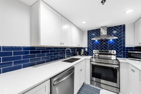 Condo in Miami Beach, Florida, 2 bedrooms  № 2000768 - photo 9