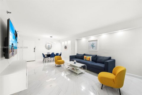 Condo in Miami Beach, Florida, 2 bedrooms  № 2000768 - photo 3