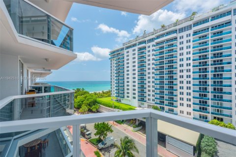 Condo in Miami Beach, Florida, 2 bedrooms  № 2000768 - photo 18