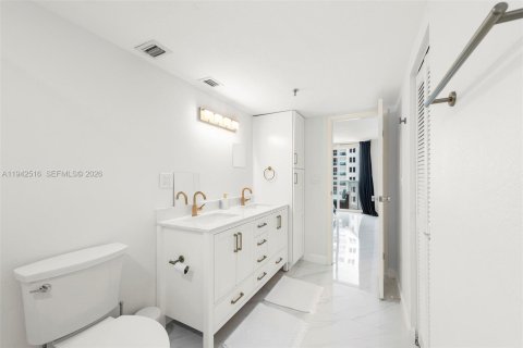Condo in Miami Beach, Florida, 2 bedrooms  № 2000768 - photo 16