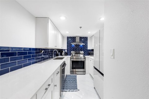 Condo in Miami Beach, Florida, 2 bedrooms  № 2000768 - photo 8