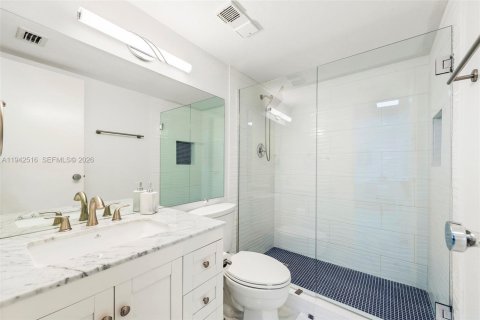 Condo in Miami Beach, Florida, 2 bedrooms  № 2000768 - photo 12