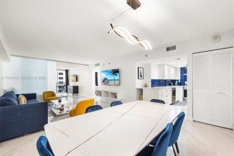 Condo in Miami Beach, Florida, 2 bedrooms  № 2000768 - photo 7