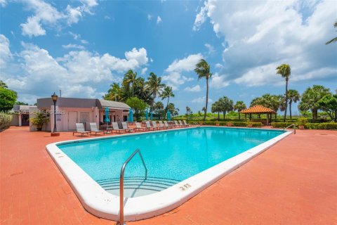 Condo in Miami Beach, Florida, 2 bedrooms  № 2000768 - photo 25