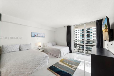 Condo in Miami Beach, Florida, 2 bedrooms  № 2000768 - photo 10