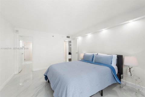 Condo in Miami Beach, Florida, 2 bedrooms  № 2000768 - photo 14