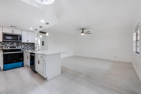 Condo in Delray Beach, Florida, 2 bedrooms  № 2175926 - photo 7
