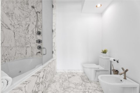 Condominio en venta en Miami Beach, Florida, 1 dormitorio, 79.06 m2 № 2024794 - foto 11