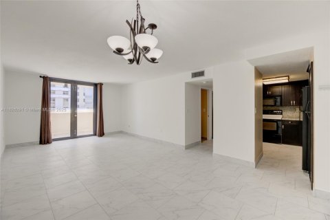 Condo in Miami Beach, Florida, 1 bedroom  № 1794650 - photo 1