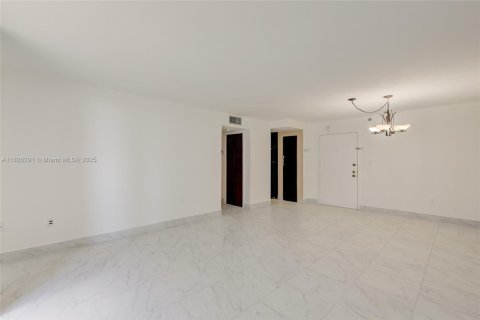 Condo in Miami Beach, Florida, 1 bedroom  № 1794650 - photo 10