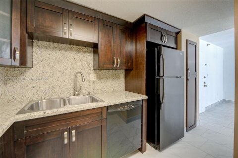 Condo in Miami Beach, Florida, 1 bedroom  № 1794650 - photo 18