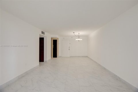 Condo in Miami Beach, Florida, 1 bedroom  № 1794650 - photo 11