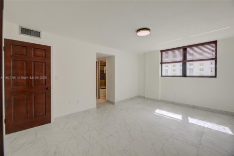 Condo in Miami Beach, Florida, 1 bedroom  № 1794650 - photo 21