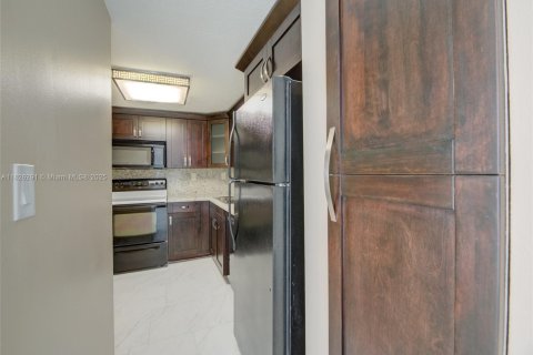 Condo in Miami Beach, Florida, 1 bedroom  № 1794650 - photo 15