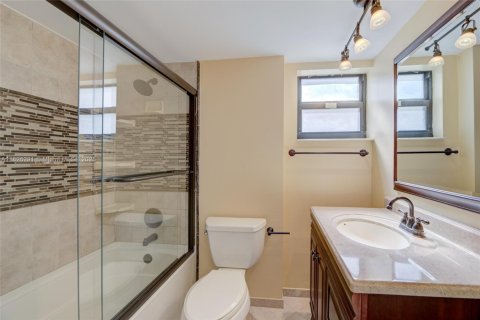 Condo in Miami Beach, Florida, 1 bedroom  № 1794650 - photo 24