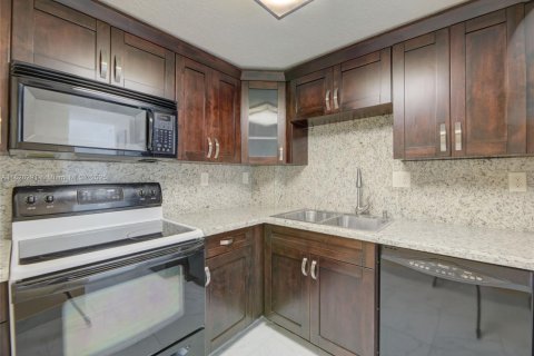 Condo in Miami Beach, Florida, 1 bedroom  № 1794650 - photo 16