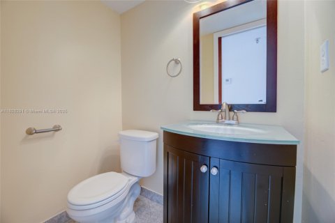 Condo in Miami Beach, Florida, 1 bedroom  № 1794650 - photo 19