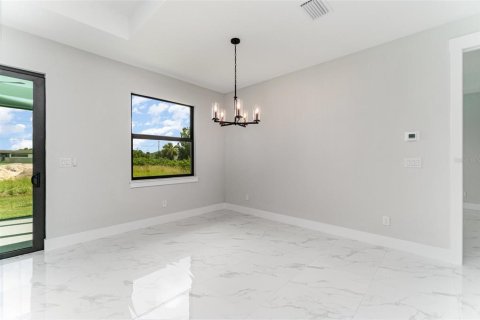 House in Lehigh Acres, Florida 3 bedrooms, 186.92 sq.m. № 1917248 - photo 8