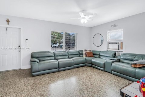 Commercial property in Miami, Florida 246.19 sq.m. № 2010787 - photo 4