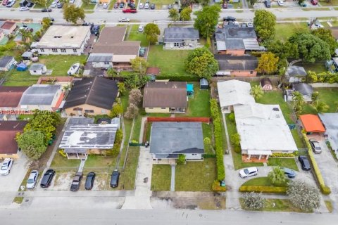 Commercial property in Miami, Florida 246.19 sq.m. № 2010787 - photo 24