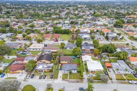 Commercial property in Miami, Florida 246.19 sq.m. № 2010787 - photo 25