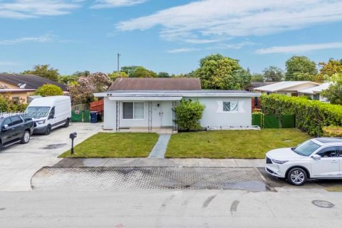 Commercial property in Miami, Florida 246.19 sq.m. № 2010787 - photo 23