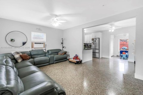 Commercial property in Miami, Florida 246.19 sq.m. № 2010787 - photo 3