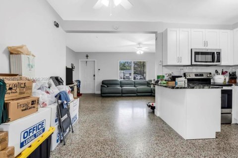 Commercial property in Miami, Florida 246.19 sq.m. № 2010787 - photo 6