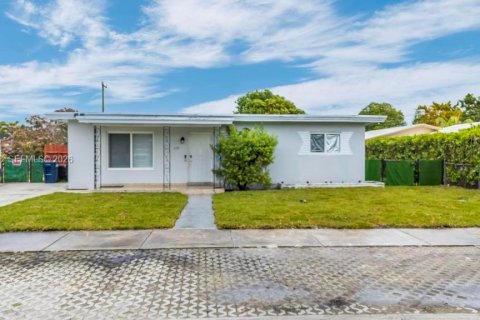 Commercial property in Miami, Florida 246.19 sq.m. № 2010787