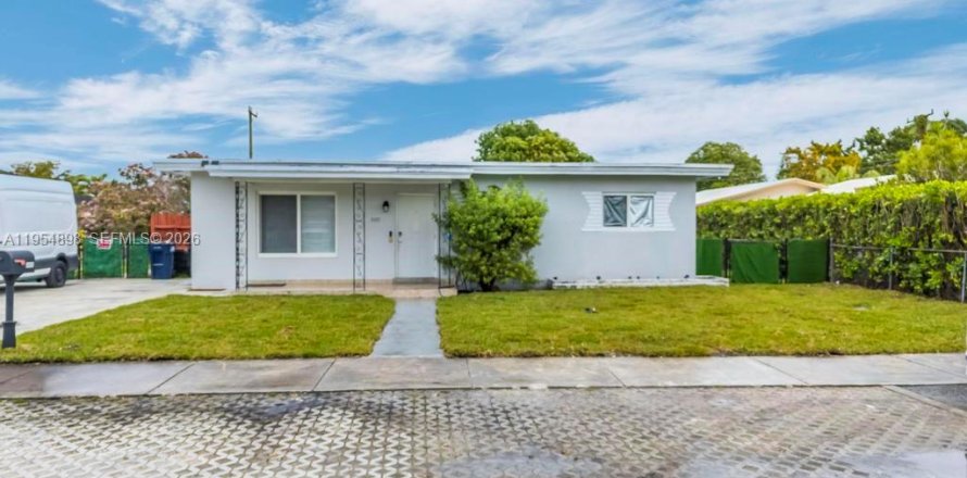 Commercial property in Miami, Florida 246.19 sq.m. № 2010787