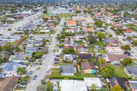 Commercial property in Miami, Florida 246.19 sq.m. № 2010787 - photo 27