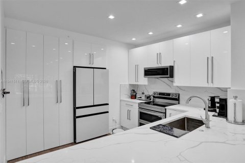 Купить таунхаус в Авентура, Флорида 2 спальни, 127.83м2, № 2003829 - фото 7