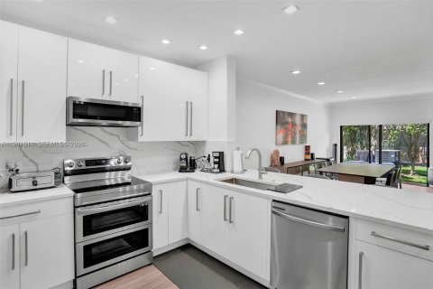 Купить таунхаус в Авентура, Флорида 2 спальни, 127.83м2, № 2003829 - фото 12