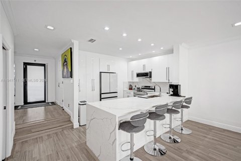 Купить таунхаус в Авентура, Флорида 2 спальни, 127.83м2, № 2003829 - фото 3