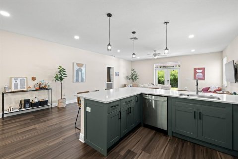 House in Tampa, Florida 3 bedrooms, 157.56 sq.m. № 1810921 - photo 8