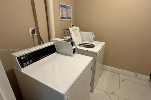 Condo in Sunny Isles Beach, Florida, 2 bedrooms  № 2043095 - photo 21