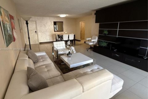 Condo in Sunny Isles Beach, Florida, 2 bedrooms  № 2043095 - photo 24