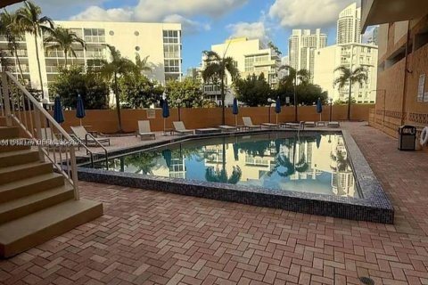 Condo in Sunny Isles Beach, Florida, 2 bedrooms  № 2043095 - photo 22