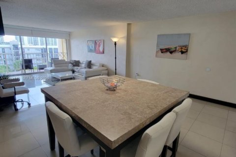 Condo in Sunny Isles Beach, Florida, 2 bedrooms  № 2043095 - photo 28