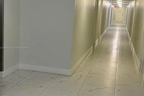 Condo in Sunny Isles Beach, Florida, 2 bedrooms  № 2043095 - photo 29