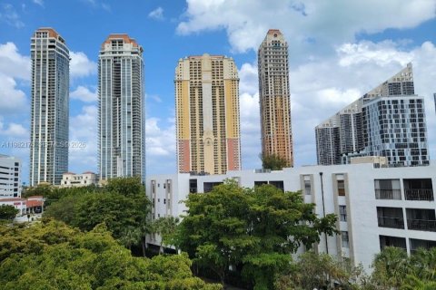 Condo in Sunny Isles Beach, Florida, 2 bedrooms  № 2043095 - photo 2