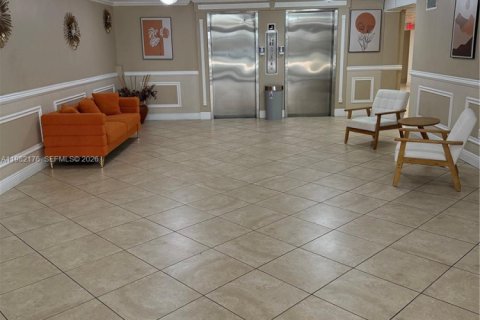 Condo in Sunny Isles Beach, Florida, 2 bedrooms  № 2043095 - photo 19